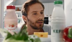 Pobudka w rytmie hitu „I Want It All" Queen w reklamie Müller Fusion