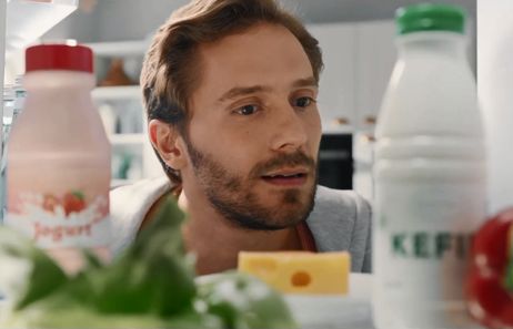 Pobudka w rytmie hitu „I Want It All" Queen w reklamie Müller Fusion