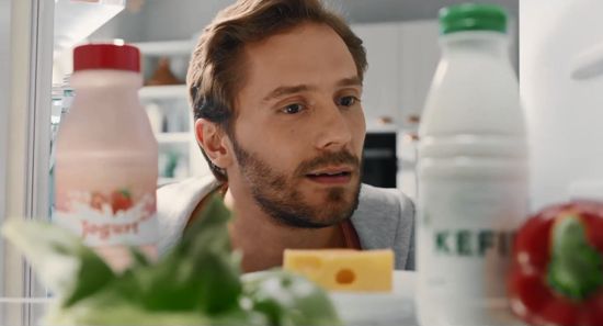 Pobudka w rytmie hitu „I Want It All" Queen w reklamie Müller Fusion