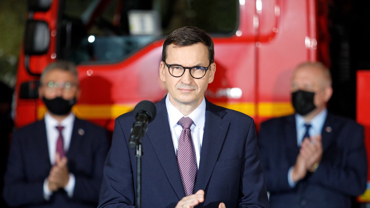 Premier Morawiecki wizytuje strażaków, unika protestujących medyków 