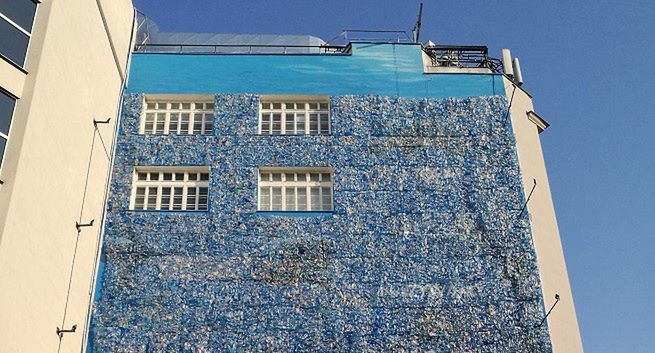 Netflix promuje serial "Nasza planeta" muralem zasłoniętym plastikowymi butelkami