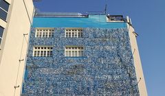 Netflix promuje serial "Nasza planeta" muralem zasłoniętym plastikowymi butelkami