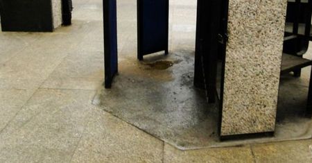Czy kolejarzowi wypada sikać na Centralnym?