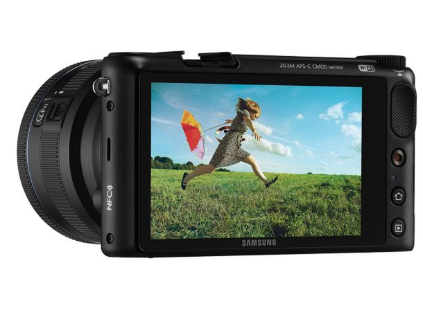 Samsung NX2000 - bezlusterkowiec obsługiwany dotykowo 1
