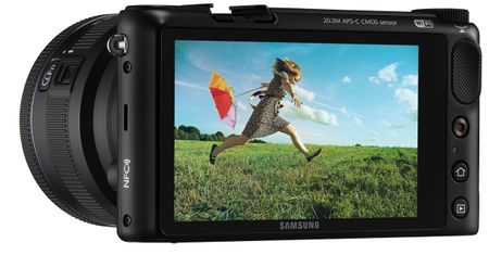 Samsung NX2000 - bezlusterkowiec obsługiwany dotykowo