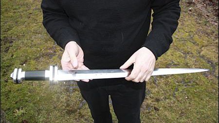 Terry Pratchett wykuł miecz z meteorytów 1