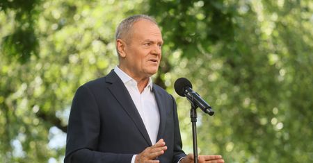 "Pamiętajcie przy tankowaniu". Tusk uderza w Nawrockiego