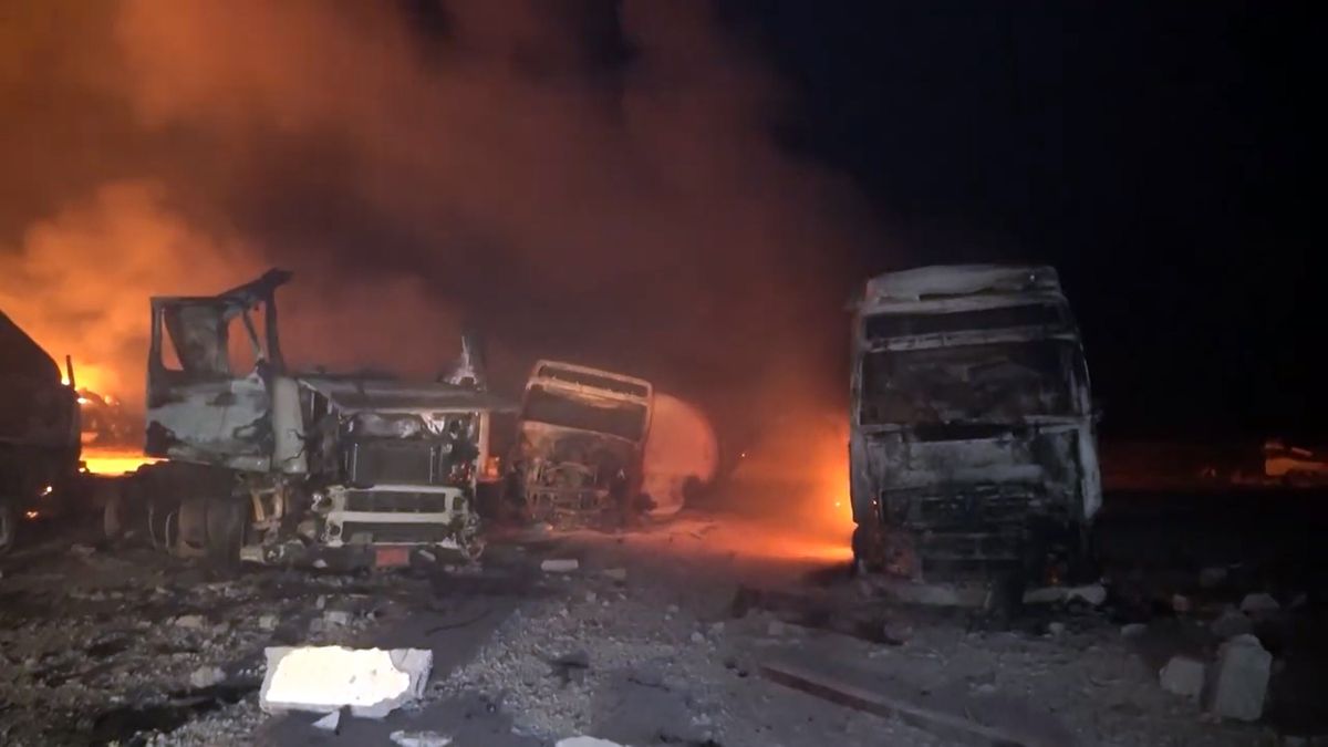 A handout screen grab taken from a video released by Houthis-run al-Masirah TV shows flames and smoke rising from the fuel port of Ras Isa following US airstrikes, in the port province of Hodeidah, Yemen, 18 April 2025. At least 22 people were killed and more than 50 others injured as a result of US airstrikes that targeted the fuel port of Ras Isa on the coast of the Red Sea, in the Yemeni province of Hodeidah, Houthis-run al-Masirah TV has reported. EPA/HOUTHIS AL-MASIRSAH TV / HANDOUT BEST QUALITY AVAILABLEHANDOUT EDITORIAL USE ONLY/NO SALES Dostawca: PAP/EPA.