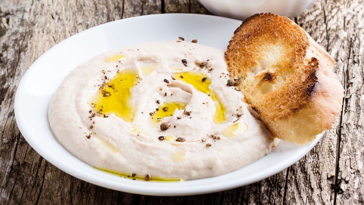 Pastę z ziemniaków i fasoli możesz podać do grzanek lub warzyw