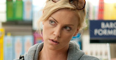 Theron: "Przewijanie dziecka jest CUDOWNE!"