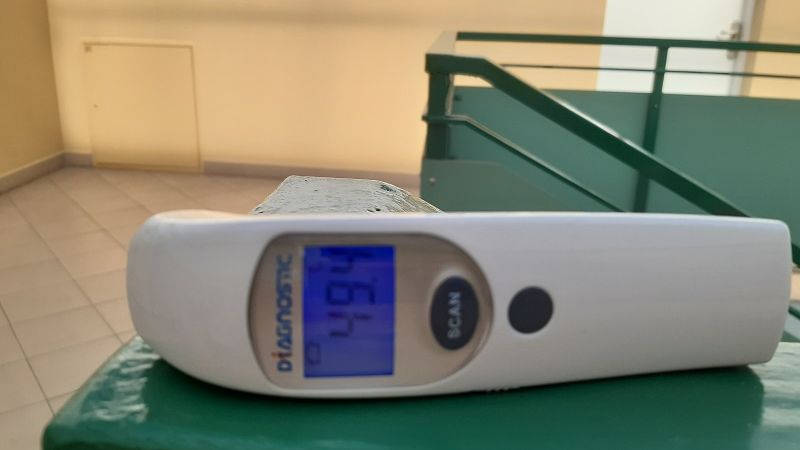 Termometr wskazuje temperaturę bliską 50 st. C na klatce schodowej