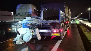Kilkutonowe szambo runęło z ciężarówki na jezdnię