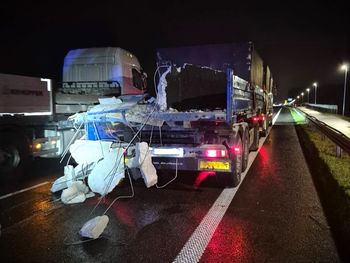 Kilkutonowe szambo runęło z ciężarówki na jezdnię