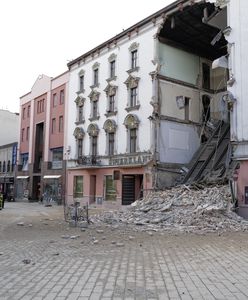 W Rybniku zawaliła się w czwartek frontowa ściana kamienicy w ścisłym centrum miasta