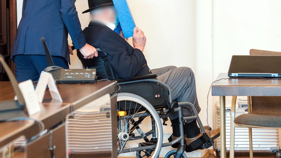 Były esesman ze Stutthofu skazany. 93-latek w hamburskim sądzie zasłaniał twarz także podczas rozprawy