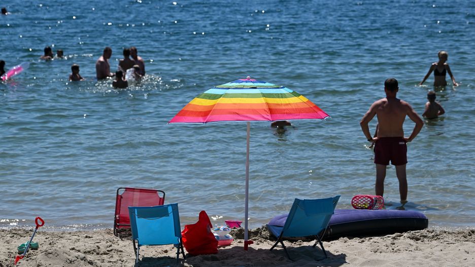 Tarnobrzeg, 26.06.2022. Upalny dzień nad Jeziorem Tarnobrzeskim w Tarnobrzegu, 26 bm. To pierwszy weekend tegorocznych wakacji. (mr) PAP/Darek Delmanowicz