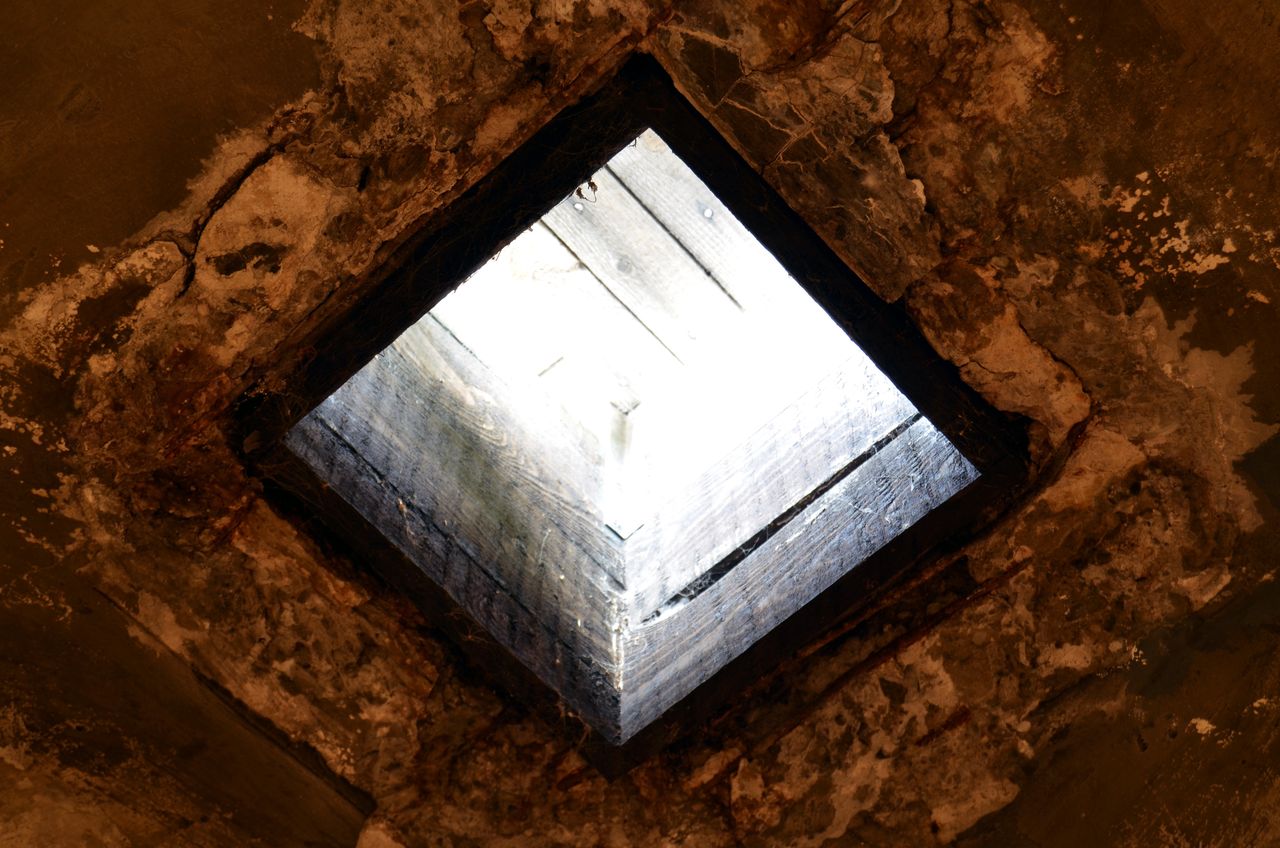 Otwór do wrzucania granulowanego kryształu Cyklon B w komorze gazowej obozu koncentracyjnego Auschwitz I