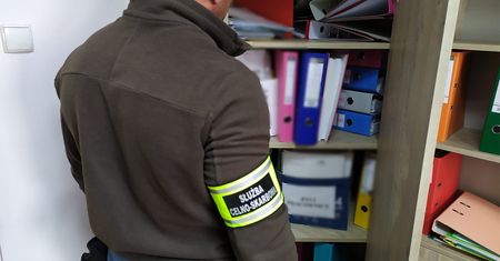"Zbrodnia fakturowa" na wielką skalę. KAS i policja rozbijają kolejną grupę przestępczą od odpadów i wyłudzeń VAT