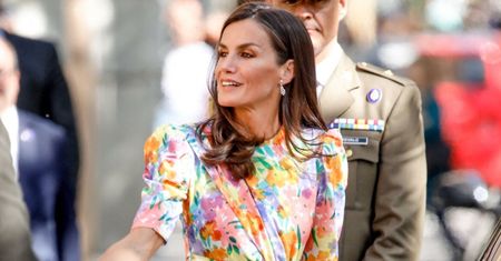 Królowa Letizia pokazała się w sukience za... 450 złotych! Dodatki wybrała z recyklingu. KLASA? (ZDJĘCIA)