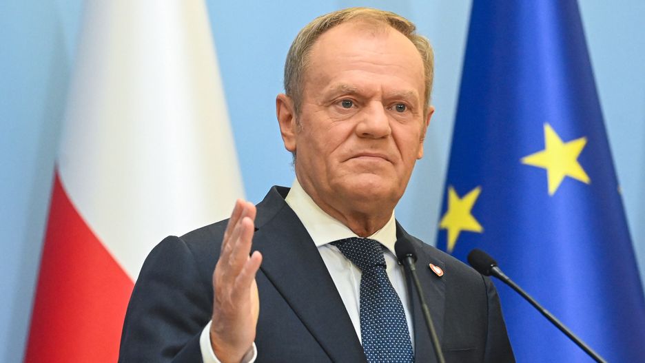 Warszawa, 26.06.2024. Premier Donald Tusk podczas konferencji prasowej w KPRM w Warszawie, 26 bm. Na konferencji przekazano decyzję ws. Centralnego Portu Komunikacyjnego. (mr) PAP/Piotr Nowak