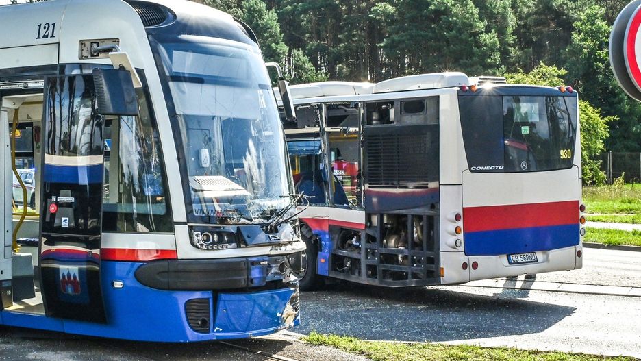 06.08.2025 BYDGOSZCZ ZDERZENIE TRAMWAJU I AUTOBUSU UL AKADEMICKA I KORFANTEGO FOT.DARIUSZ BLOCH/POLSKA PRESS