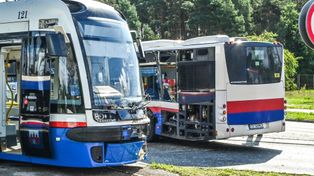 Bydgoszcz: Taka była przyczyna zderzenia tramwaju z autobusem. Zobacz nowe zdjęcia i wideo po wypadku w Fordonie