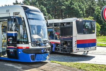 Bydgoszcz: Taka była przyczyna zderzenia tramwaju z autobusem. Zobacz nowe zdjęcia i wideo po wypadku w Fordonie