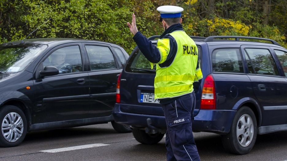 Przy cmentarzach jest wzmożony ruch samochodowy