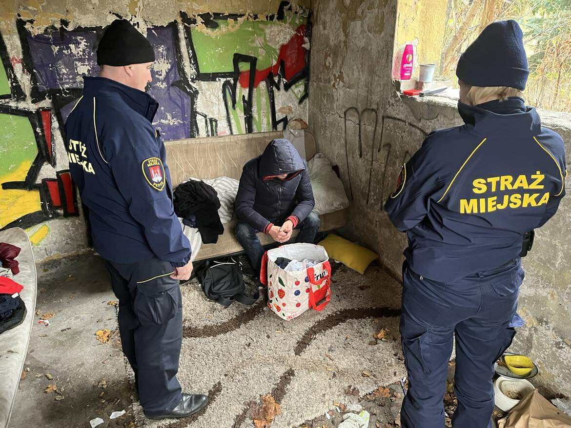 Pomagajmy, nie oceniajmy. Jak Straż Miejska reaguje na zgłoszenia dotyczące osób bezdomnych
