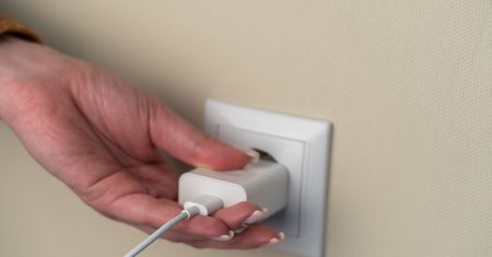 Ładowarka w gniazdku. Ile rocznie kosztuje taka praktyka?