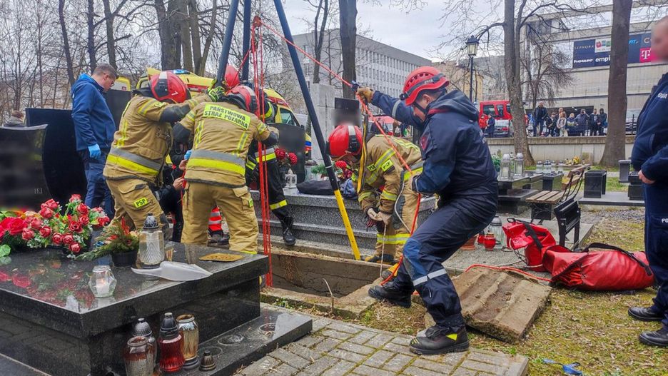 Akcja służb na cmentarzu. Z grobu wyciągano mężczyznę