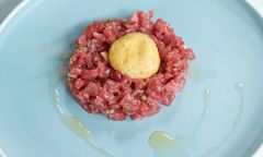 GIS wycofuje partię tatara wołowego. Apel do konsumentów