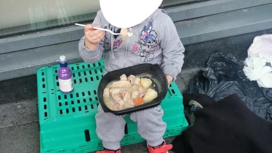 Do sieci trafiło szokujące zdjęcie 4-letniej bezdomnej jedzącej na ulicy w Irlandii.