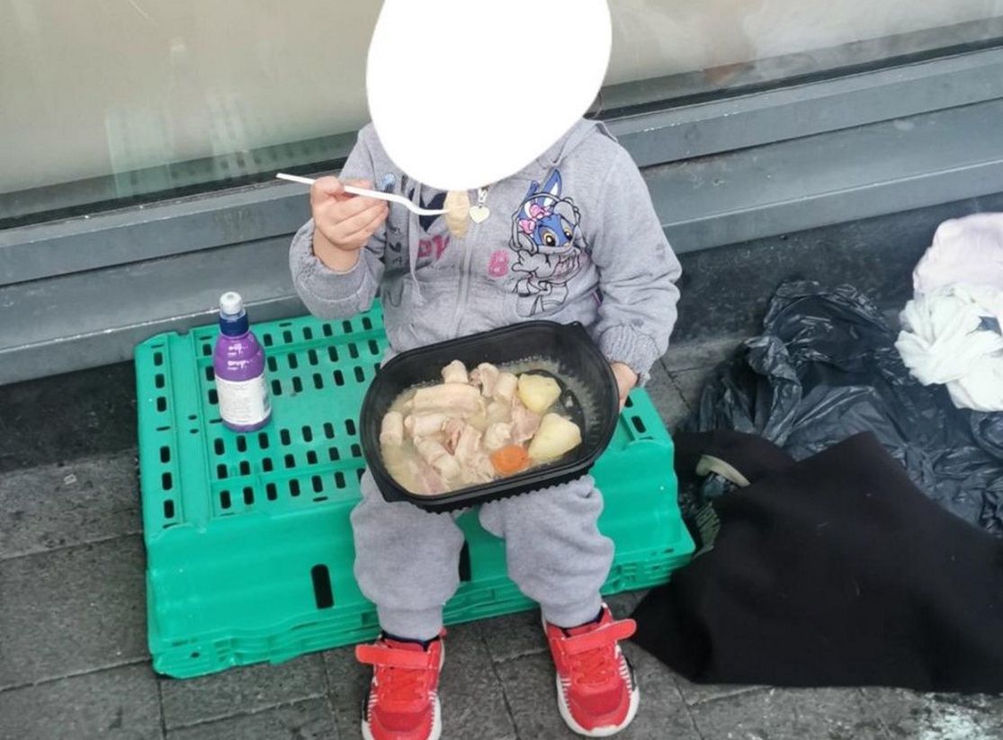 Zdjęcie 4-latki z Irlandii obiegło media. Internauci nie kryją oburzenia