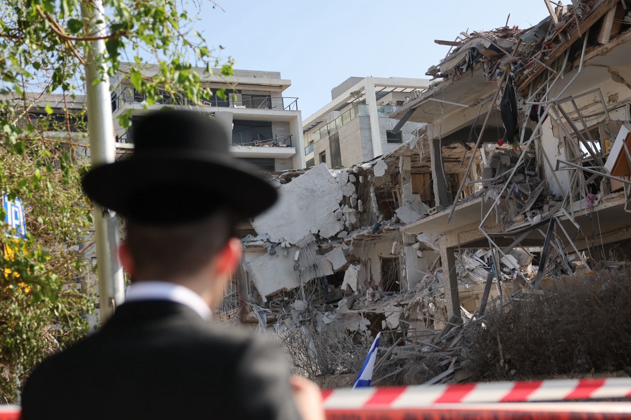 A person stands near a damaged residential building after a ballistic missile strike in Tel Aviv, Israel, 14 June 2025. Israel's military said Iran launched dozens of missiles and drones toward Israel, with some intercepted. Magen David Adom (MDA), Israel's national emergency services, reported at least three killed and dozens of injured, including some in critical condition, in the retaliatory attacks. Israel launched strikes on Iran's nuclear and military facilities on 13 June, targeting top generals and scientists. EPA/ABIR SULTAN Dostawca: PAP/EPA.
