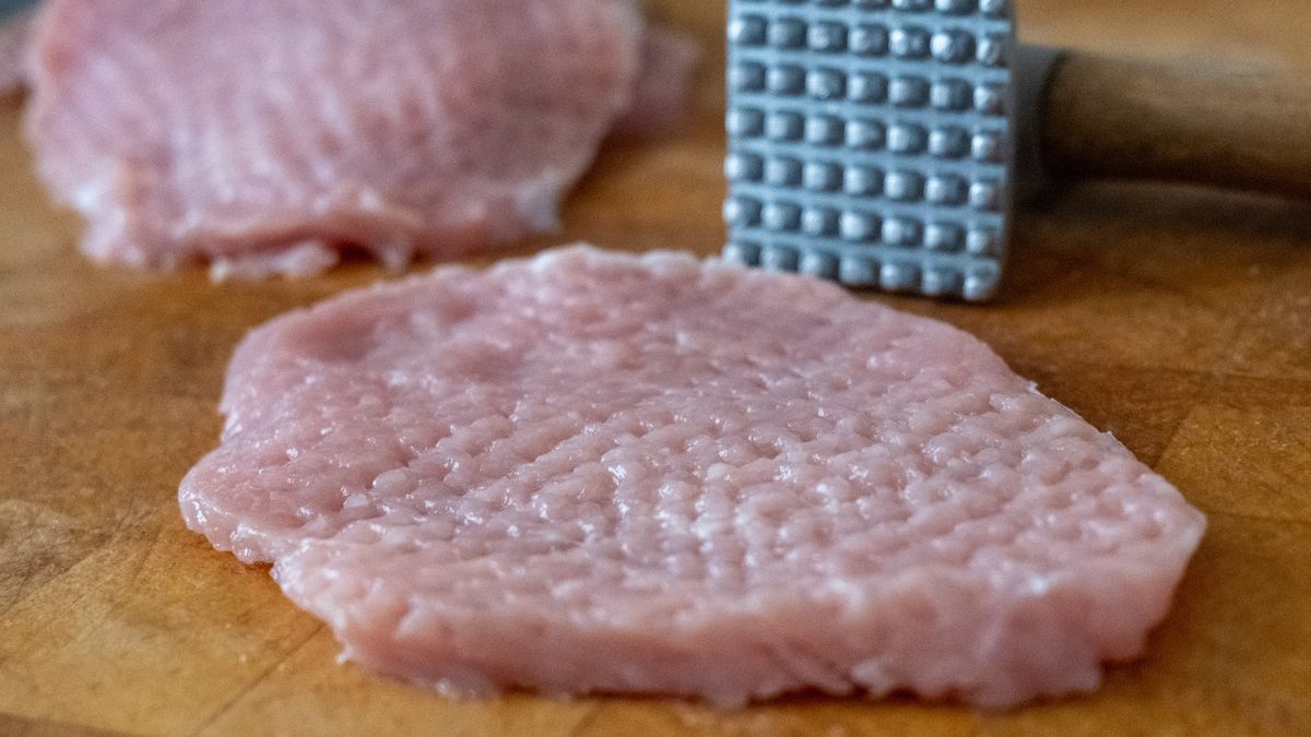 Kotlety wyjdą soczyste, jeśli odpowiednio rozbijesz schab