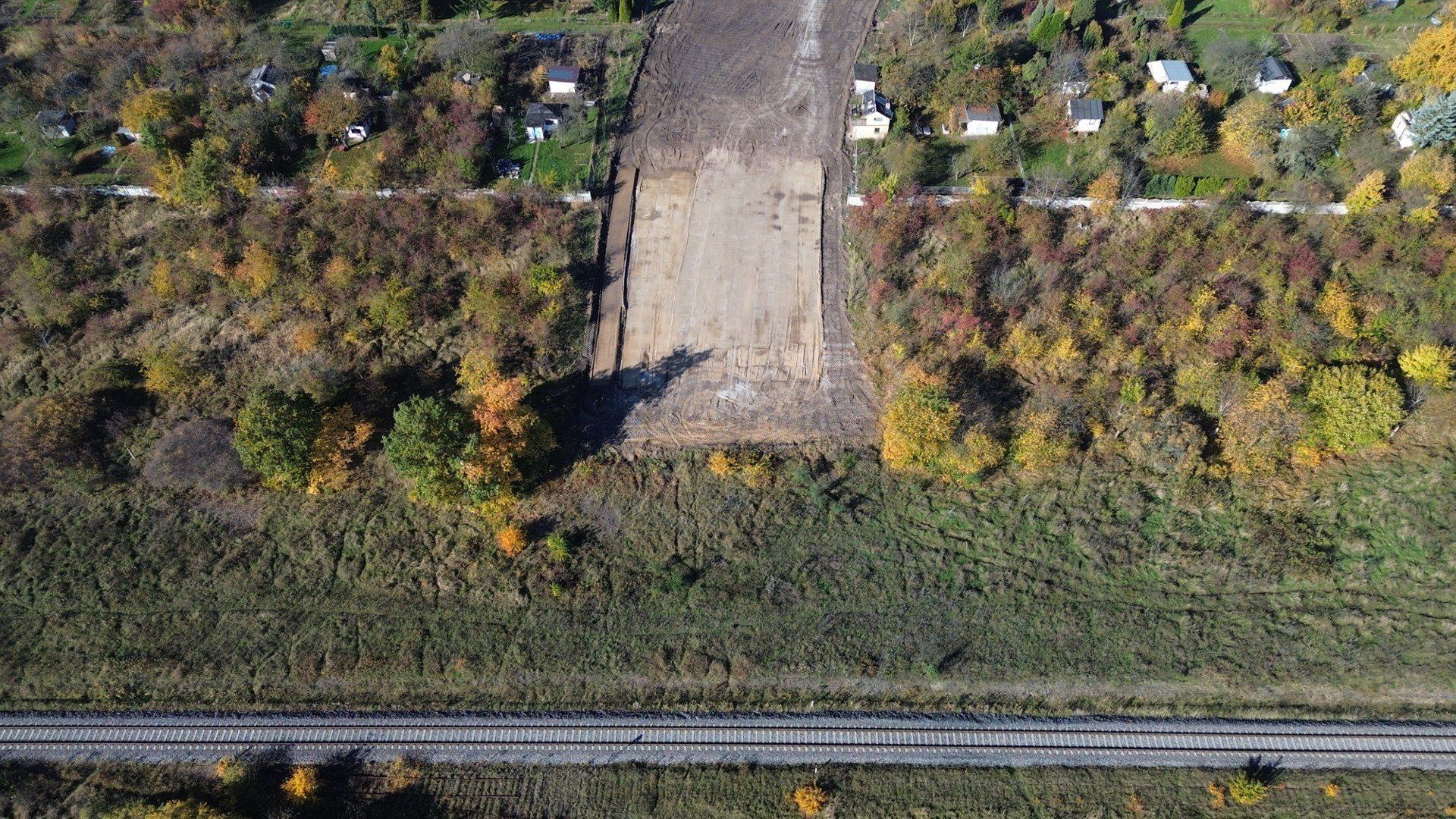 Trwają prace przy budowie brakującego odcinka Wschodniej Obwodnicy Wrocławia. Teren budowy i korytarz drogi doskonale widać z al. Karkonoskiej, od węzła bielańskiego.