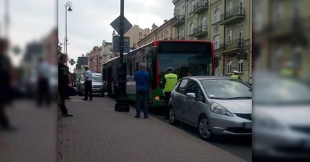 Zderzenie osobówki z autobusem MPK. Przewróciła się jedna z pasażerek
