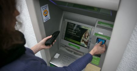 Wakacje 2020. Uwaga na oszustów. Rekordowe kradzieże na kartę płatniczą