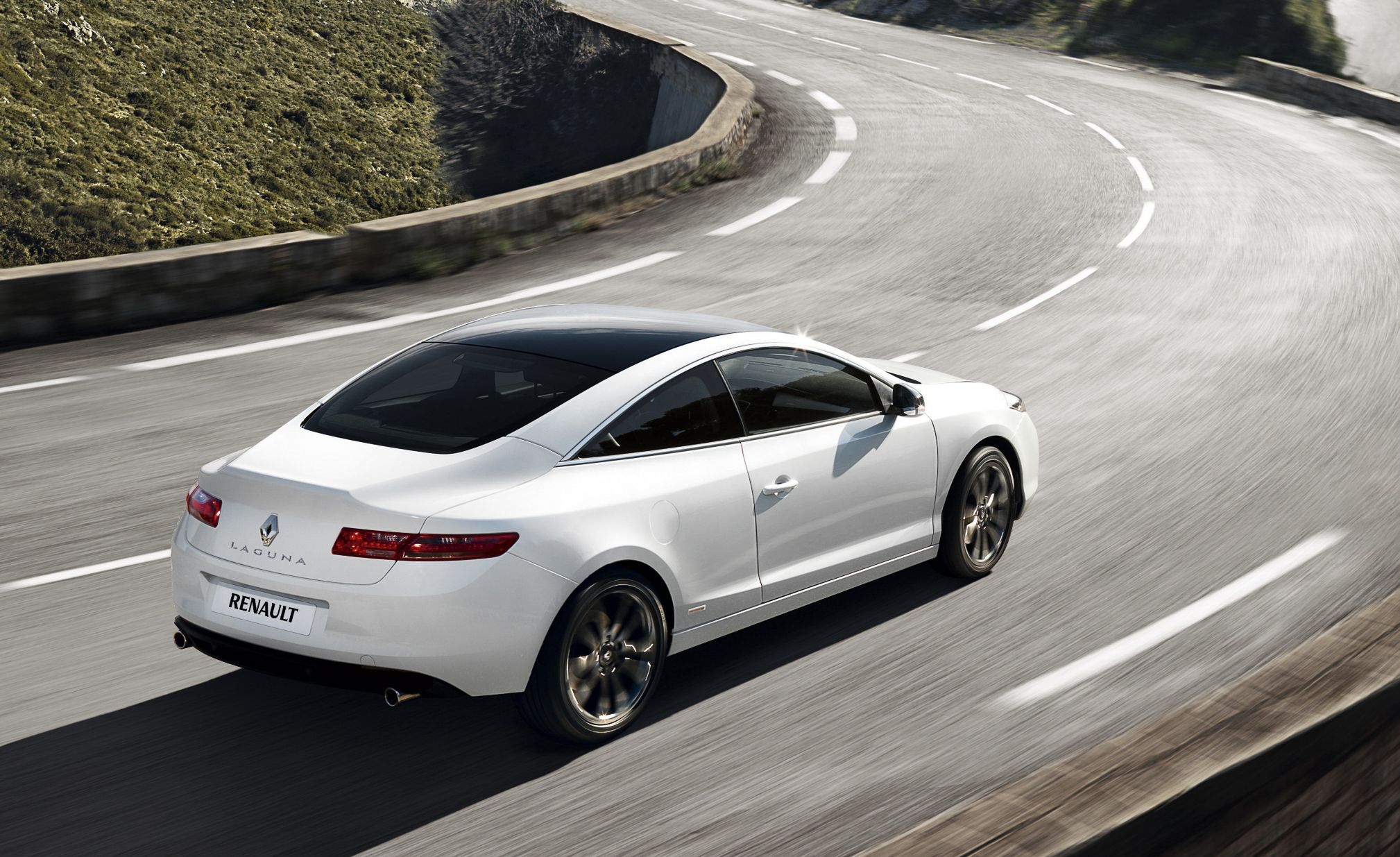 Renault Laguna Coupe wywołała w swoim czasie nie lada sensację przez tył nawiązujący stylistycznie do aut marki Aston Martin.