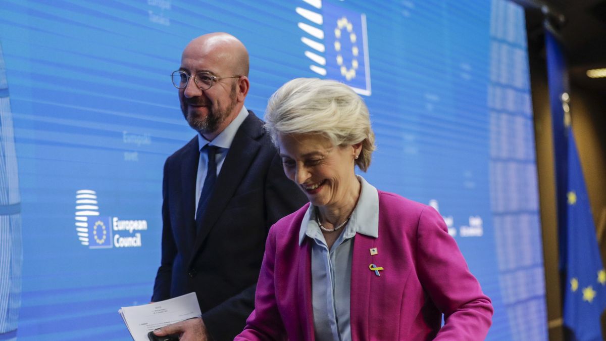 European Commission President Ursula von der Leyen and European Council President Charles Michel (L) during a press conference at the end of first day of an EU Summit in Brussels, Belgium, 21 October 2022. EU leaders reached an agreement on Energy prices and and agreed to work on measures to contain energy price. EPA/OLIVIER HOSLET Dostawca: PAP/EPA.