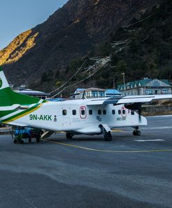 Nepal. Samolot złapał gumę. Pasażerowie wzięli sprawę we własne ręce