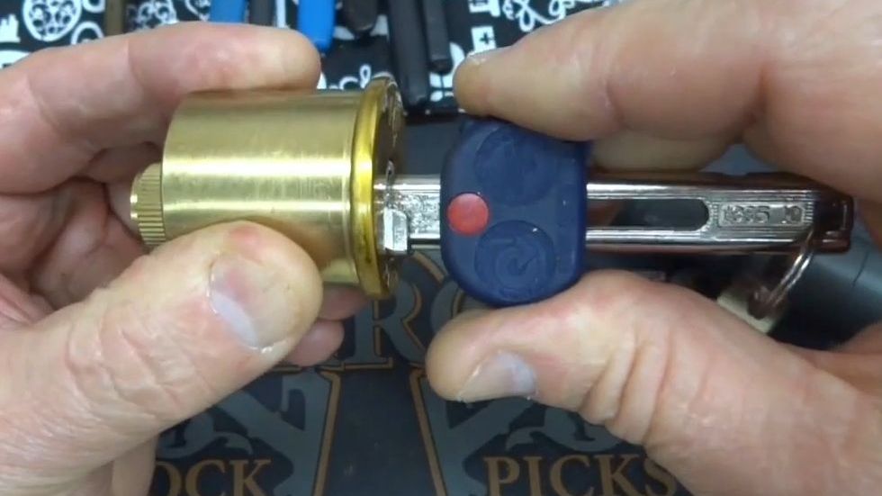 Najdziwniejszy zamek świata. Klucz „wstrzykuje” do środka łańcuszek i… 1