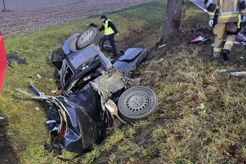 Tyle zostało z audi. 19-latek nie żyje. 18-latka w ciężkim stanie