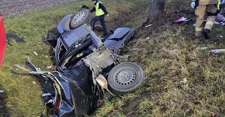 Tyle zostało z audi. 19-latek nie żyje. 18-latka w ciężkim stanie