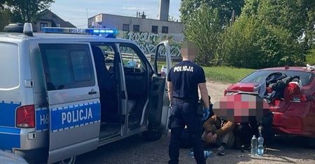 Pościg na S8: zatrzymano Toyotę z nielegalnymi migrantami
