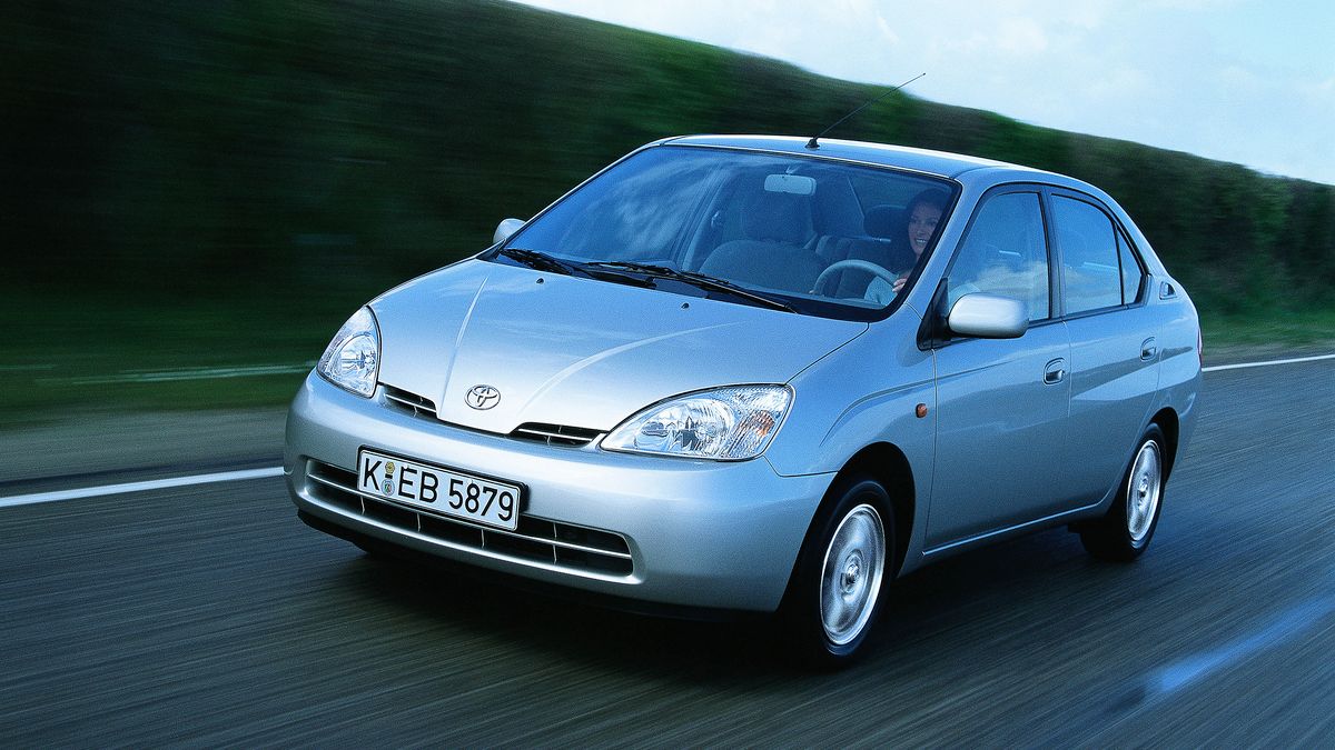 Toyota Prius I - pierwszy seryjnie produkowany samochód hybrydowy