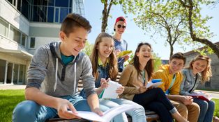 Dzień języków obcych i powitanie wiosny w III LO w Piotrkowie. Było kolorowo, wesoło i tanecznie. Uczniowie pokazali tradycje innych krajów