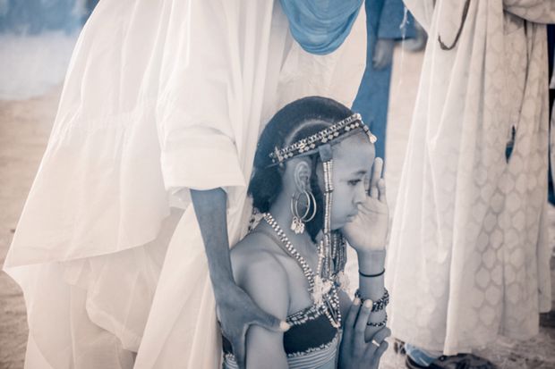 Terri Gold fotografuje święto koczowniczych plemion Wodaabe w podczerwieni 9