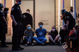 Zamieszki w USA. Kto naprawdę najwięcej stracił na koronakryzysie?